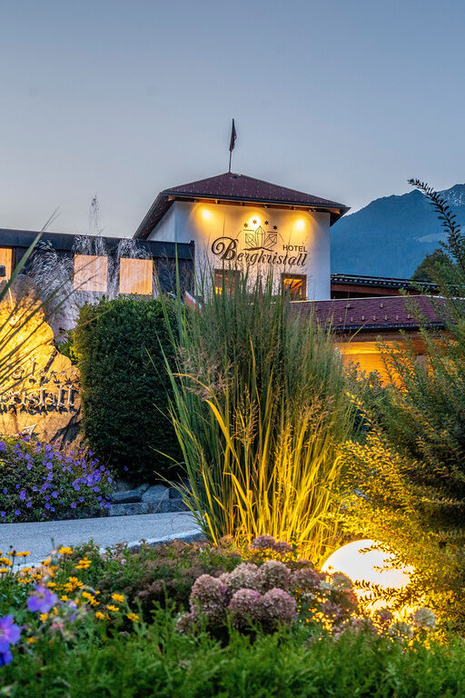 Hotel Bergkristall Sommer Außenansicht Dämmerung Gartenanlage
