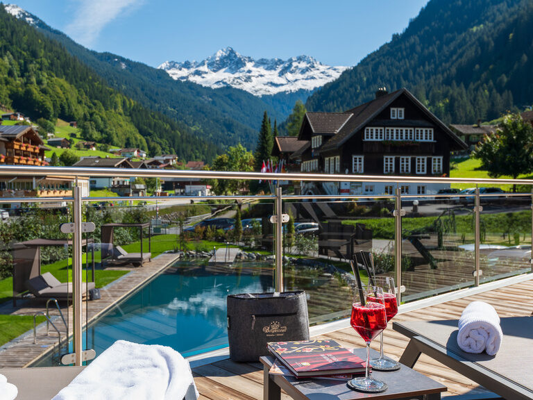 Sonnenterrasse mit Bergblick am Badesee Montafon