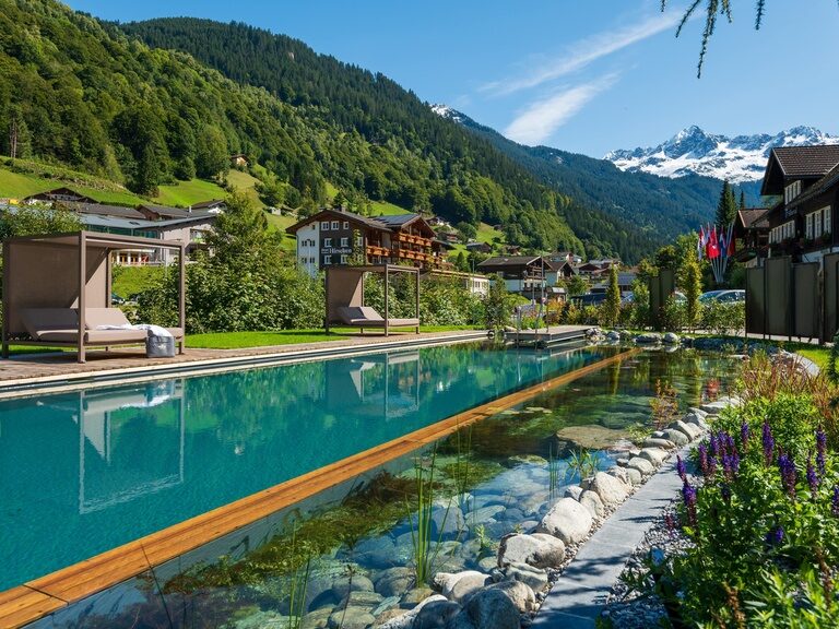 Hotel Bergkristall Naturbadesee mit Panoramablick Silbertal