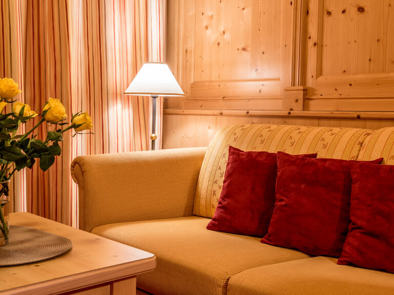 Wohnbereich mit Couch Suite Bergkristal Hotel Silbertal